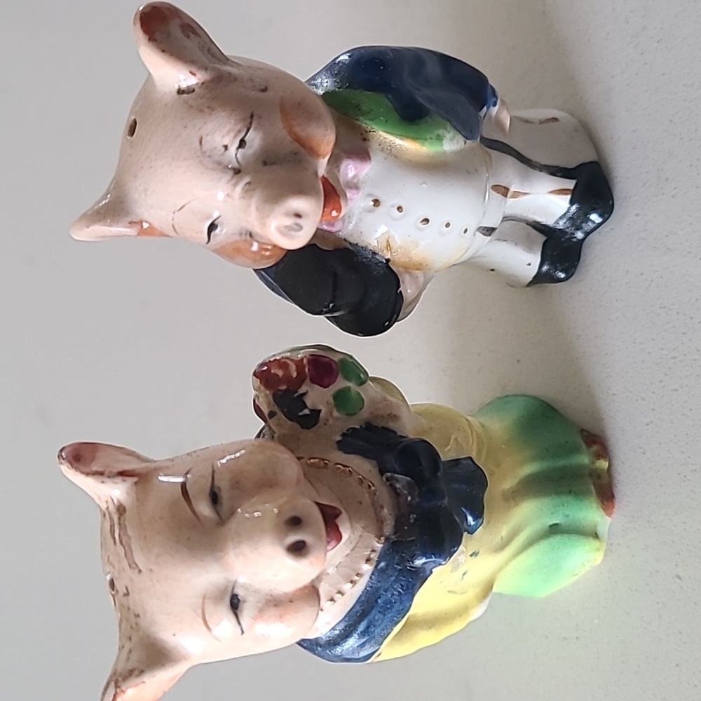 Vintage pig salt and pepper shakers